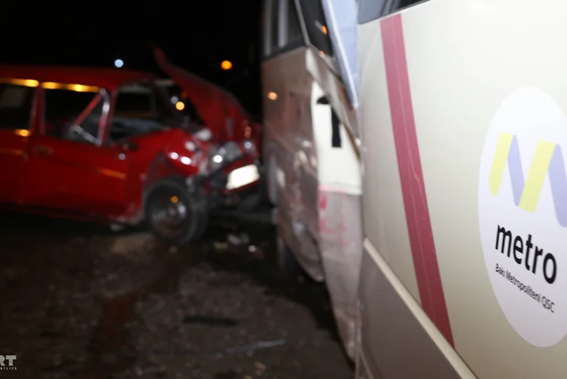 Bakı Metropoliteninə məxsus mikroavtobus qəzaya uğrayıb - FOTO - VİDEO - YENİLƏNİB