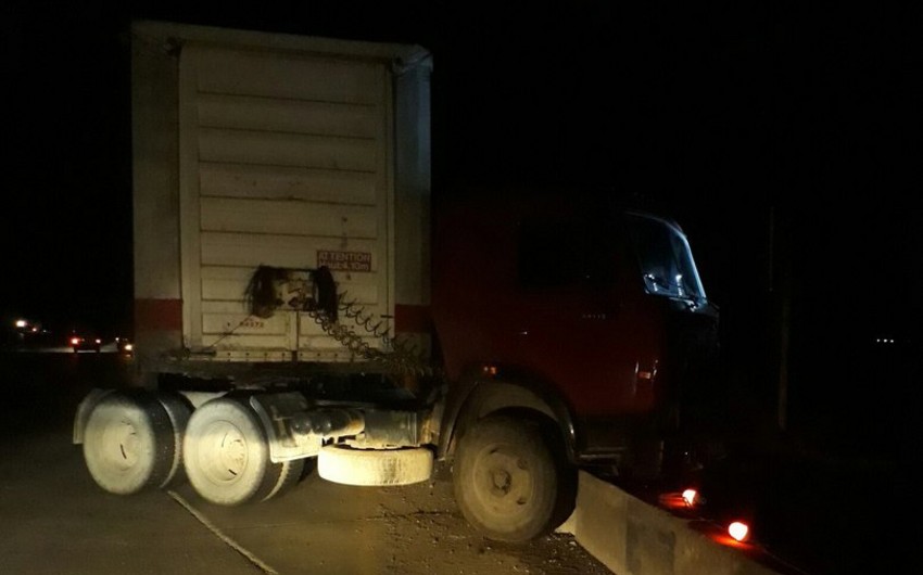 Abşeronda yük maşını hasara çırpılıb, sürücü yaralanıb