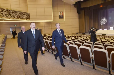 Dövlət başçısı Sumqayıtda “Kimyaçı” Mədəniyyət Sarayında yaradılan şəraitlə tanış olub