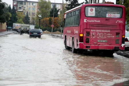 Bakının yağış mənzərəsi: avtomobil və piyada yolları su altında qalıb - FOTOREPORTAJ