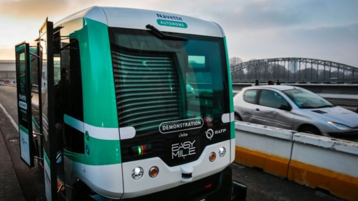 В Париже появились беспилотные автобусы