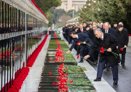DTX-nin əməkdaşları Şəhidlər xiyabanını ziyarət ediblər
