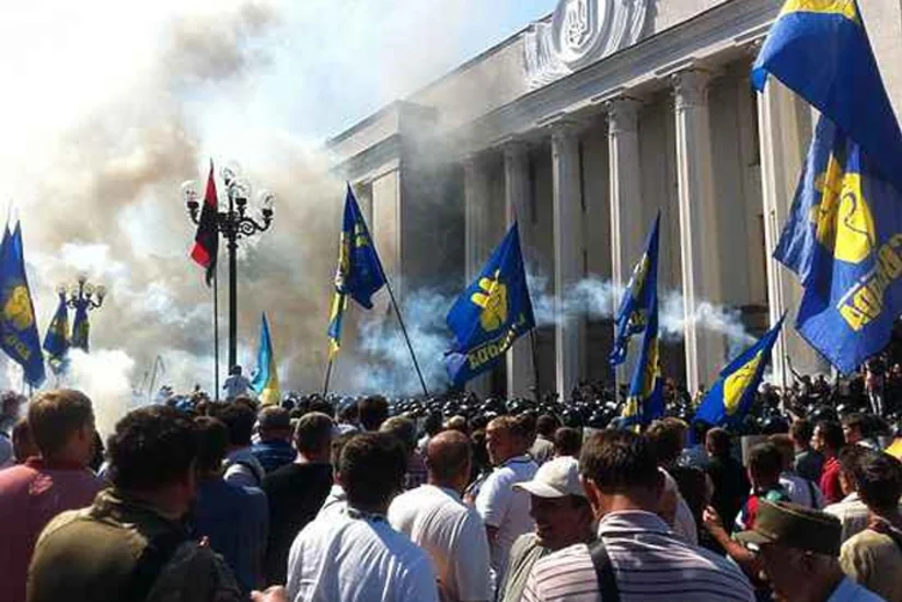 Ukrayna parlamenti qarşısında törədilən partlayışda 2 asayiş keşikçisi ölüb