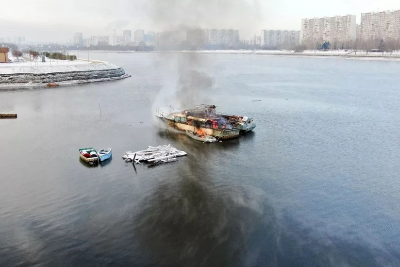 На Москве-реке загорелось судно