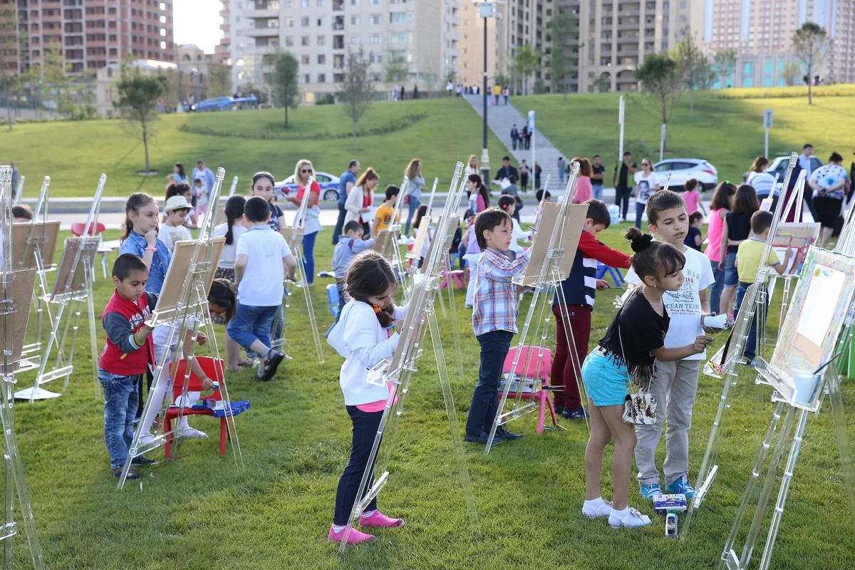 Heydər Əliyev Mərkəzinin parkında uşaqlar üçün rəsm dərsi təşkil olunub