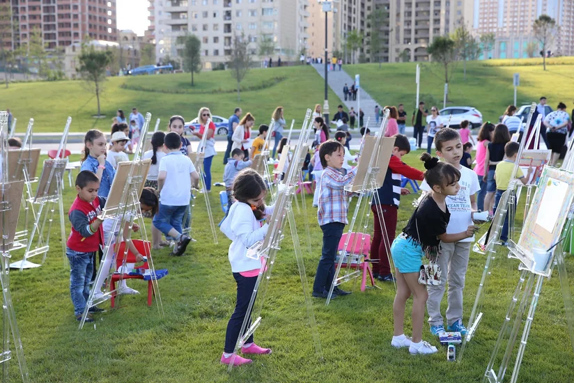 Heydər Əliyev Mərkəzinin parkında uşaqlar üçün rəsm dərsi təşkil olunub