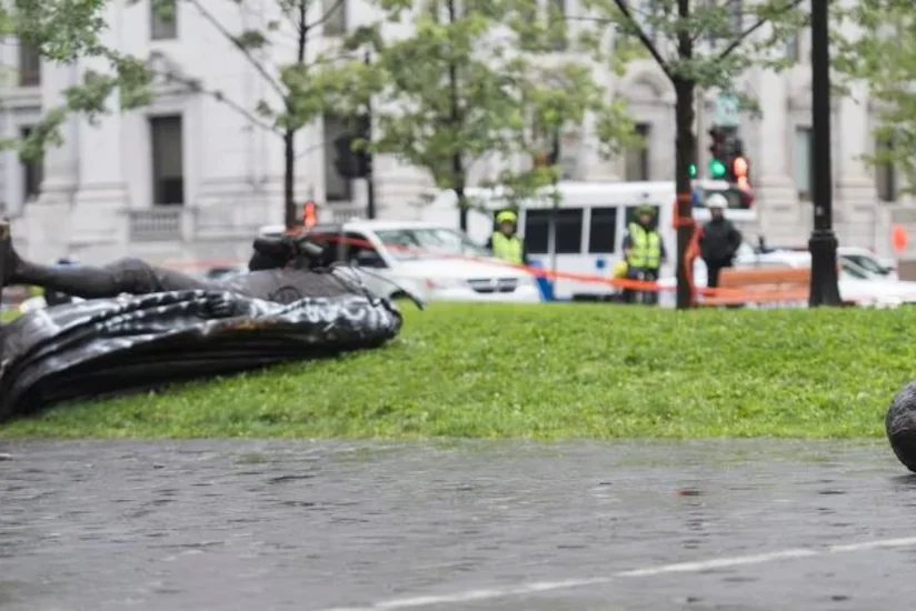 Протестующие в Монреале снесли памятник первому премьер-министру Канады