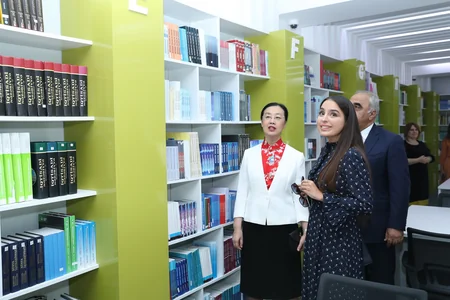UNEC-də Heydər Əliyev Fondu tərəfindən təşkil olunan distant Çin dili kursları üzrə dərslərə başlanılıb - FOTO