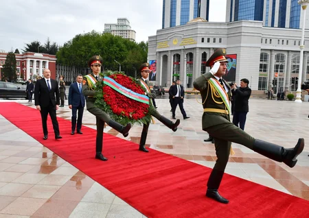 President Ilham Aliyev visits statue of Ismoil Somoni in Dushanbe