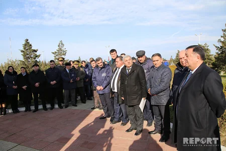 ​Çilov adasında Günəşli yatağındakı özüldə həlak olan və itkin düşən neftçilərin anım mərasimi keçirilib - FOTOREPORTAJ