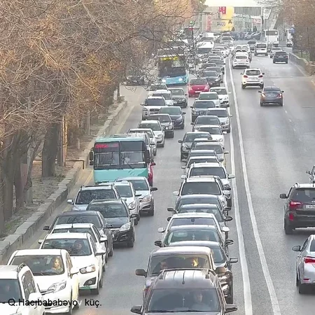 Bakının bir sıra yollarında nəqliyyat vasitələrinin hərəkəti çətinləşib