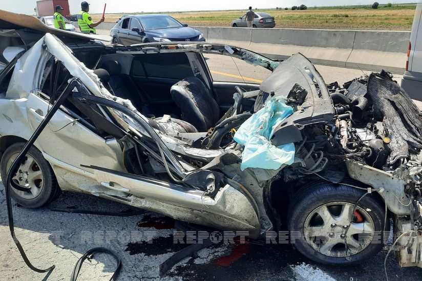 Kürdəmirdə “Toyota” “KamAZ”a çırpılıb, ölənlər var