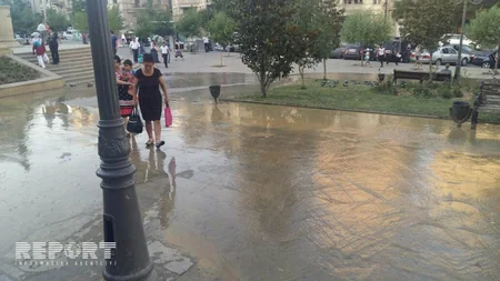 Metronun “Nizami” stansiyasının qarşısını su basıb - FOTO