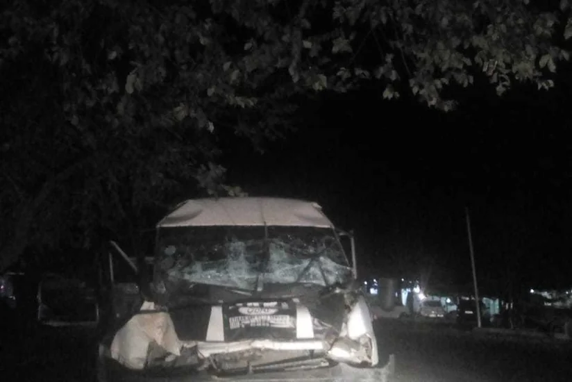 Oğuzda sərnişin mikroavtobusu yük maşını ilə toqquşub, xəsarət alanlar var - FOTO - YENİLƏNİB