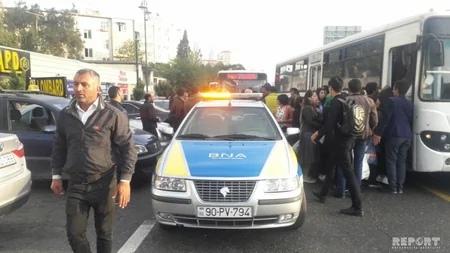 Bakıda BNA-nın cərimələdiyi avtobus sürücüsü sərnişinləri düşürərək xətdən çıxıb - FOTO - VİDEO