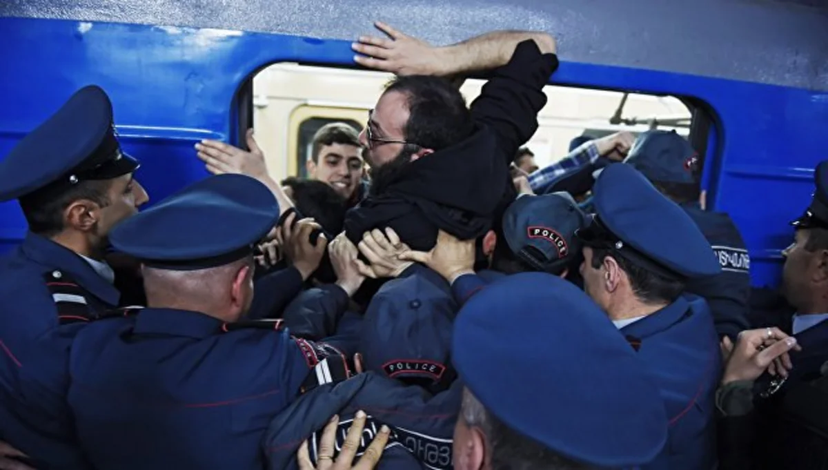 В Ереване митингующие заявили о намерении ночевать у парламента