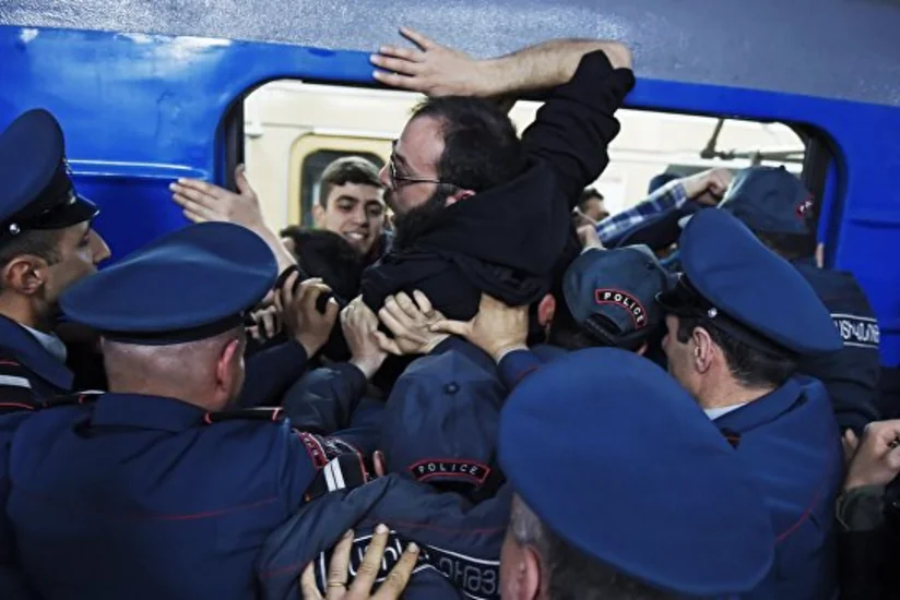 В Ереване митингующие заявили о намерении ночевать у парламента
