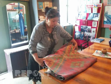 Tərtərdə zibillikdən XVIII əsrə aid kilim tapılıb - FOTO