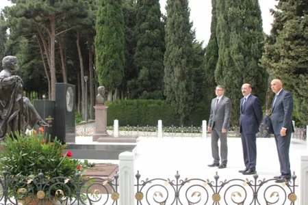 Mədəniyyət və Turizm Nazirliyinin rəhbərliyi ümummilli lider Heydər Əliyevin məzarını ziyarət edib