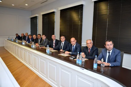 Təhsil Nazirliyi Bədii Yaradıcılıq Evinin direktorunu mükafatlandırıb