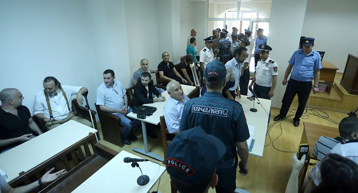 Yerevan polisi üç günlük mühasirədən sonra silahlı qruplaşma üzvlərini məhkəmə zalından çıxara bilib