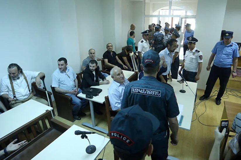 Полиция Армении вывела членов вооруженной группы из заблокированного здания суда