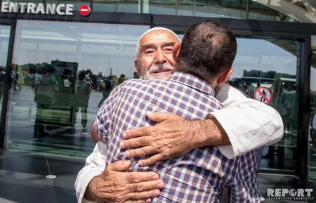 Azərbaycanlı hacıların ilk qrupu Vətənə qayıdıb - YENİLƏNİB