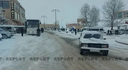 Qərb bölgəsinə güclü qar yağıb, avtomobil yollarında çətinlik yaranıb