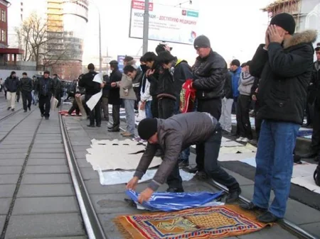 Ramazan bayramını bu gün qeyd edən ölkələrdə bayram namazı qılınıb - FOTO