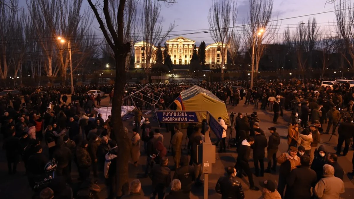 У парламента в Ереване остались ночевать почти две сотни оппозиционеров