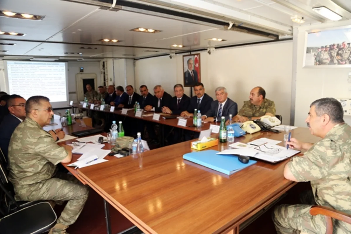 ​Müdafiə naziri cəbhəboyu yerləşən rayonların icra başçıları ilə müşavirə keçirib