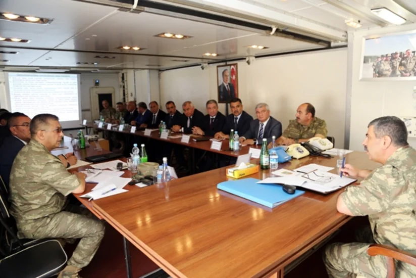 ​Müdafiə naziri cəbhəboyu yerləşən rayonların icra başçıları ilə müşavirə keçirib