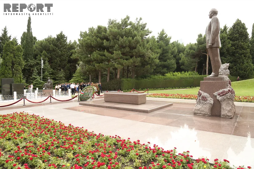 Dini Qurumlarla İş üzrə Dövlət Komitəsinin əməkdaşları Fəxri xiyabanı və Şəhidlər xiyabanını ziyarət edib - FOTO