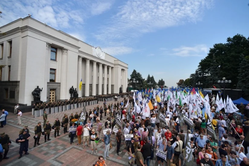 ​Конституционное изменение в Украине: аплодисменты, протесты, пролитая кровь - КОММЕНТАРИЙ