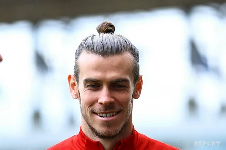 Ryan Giggs carries door during training at Bakcell Arena