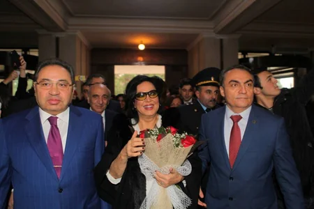 Abel Məhərrəmov Türkan Şoraya BDU-nun qızıl medalını təqdim edib