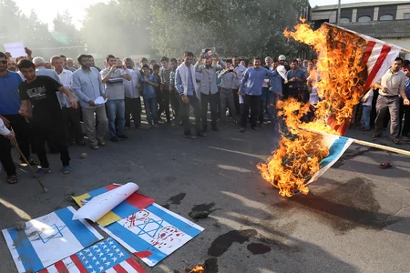 ​Bakıda ABŞ, İsrail və Böyük Britaniyanın bayraqları yandırılıb