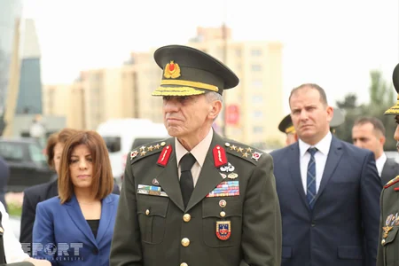 Türkiyə Jandarma Qüvvələrinin komandanı Fəxri xiyabanı və Şəhidlər xiyabanını ziyarət edib