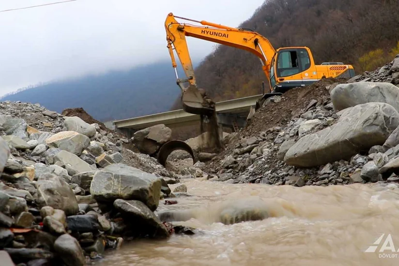 Sel suları Astarada 2 avtomobil körpüsünə ziyan vurub