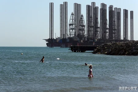 Qadağan olunan çimərlikdə dincələnlər - REPORTAJ