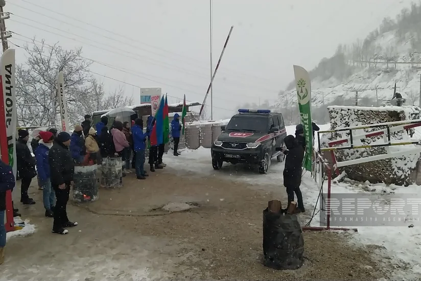 Another car of Russian peacekeepers moves freely on Khankandi-Lachin road