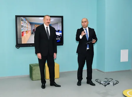 İlham Əliyev Sarayda yeni inşa edilən məktəbdə yaradılan şəraitlə tanış olub