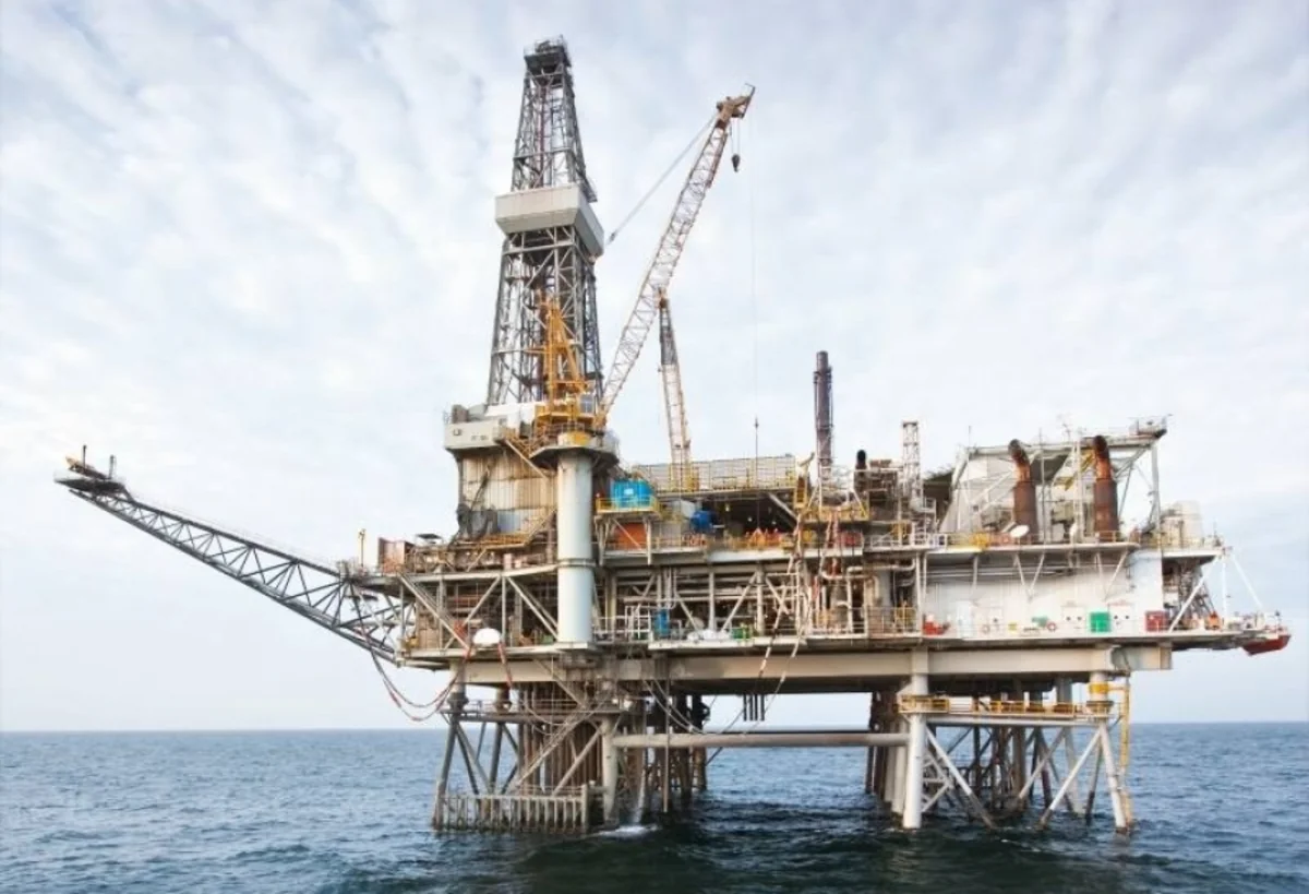 Названы объемы добычи нефти и газа с платформы Чираг