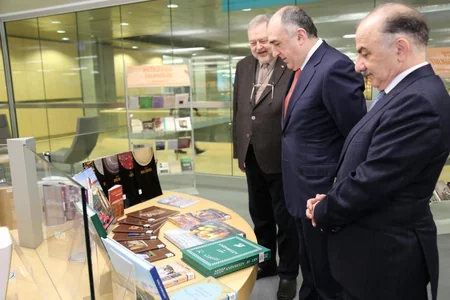 Elmar Məmmədyarov Latviya Milli Kitabxanasına Dağlıq Qarabağla bağlı kitab hədiyyə edib
