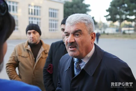 Bakıda orta məktəbin qapılarının bağlanması valideyn və şagirdləri narazı salıb - VİDEO