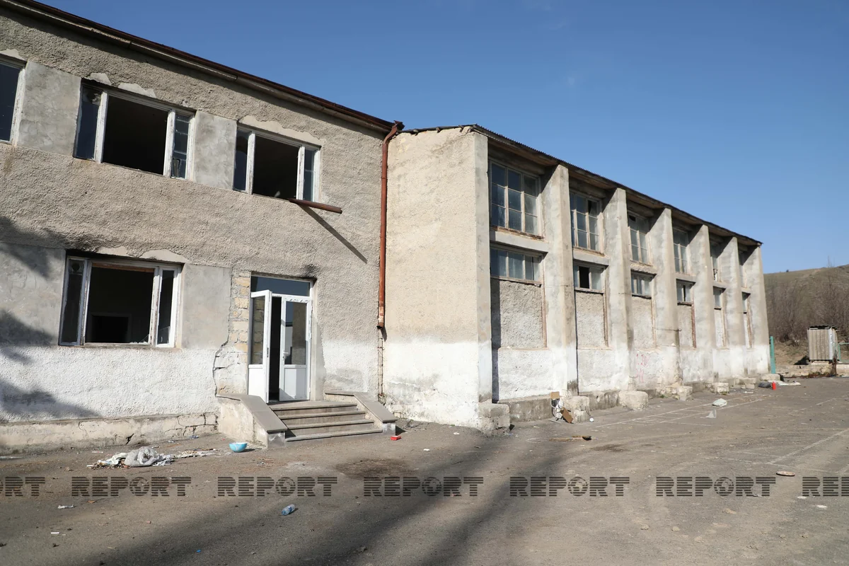 Ermənilər Xocavənddə məktəbi donuzxanaya çevirib - VİDEOREPORTAJ