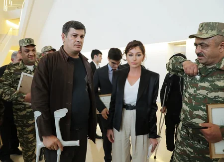 Мехрибан Алиева встретилась с военными, обеспеченными Фондом Гейдара Алиева высокотехнологичными протезами - ФОТО