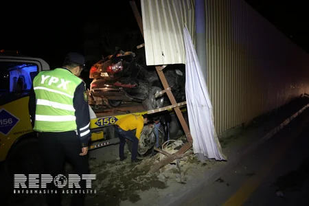 Paytaxtda minik avtomobili maneəyə çırpılaraq aşıb, 3 nəfər yaralanıb - FOTO - VİDEO - YENİLƏNİB
