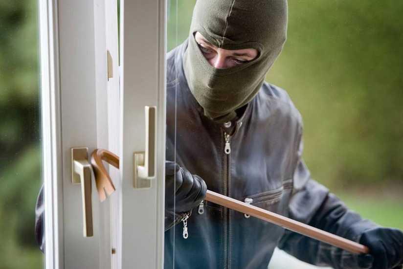 Bakıda maskalı şəxs marketə basqın edib