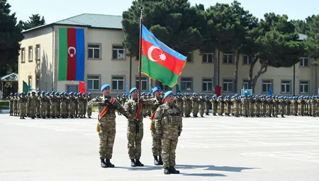 İlham Əliyev MN-in komando hərbi hissələrinin birində yaradılan şəraitlə tanış olub, hərbi hissəyə Döyüş bayrağını təqdim edib